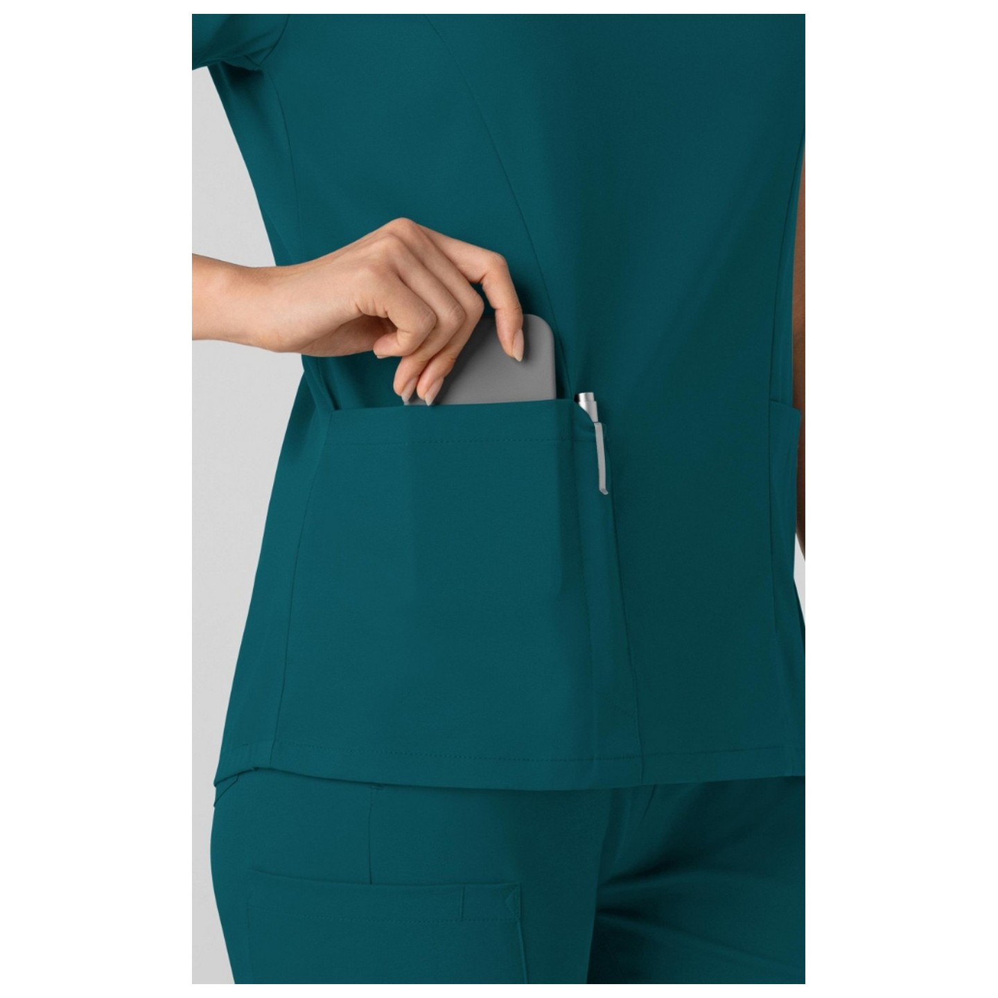 6251 Boundless Haut à Col en V Incurvé avec 3 Poches by WINK