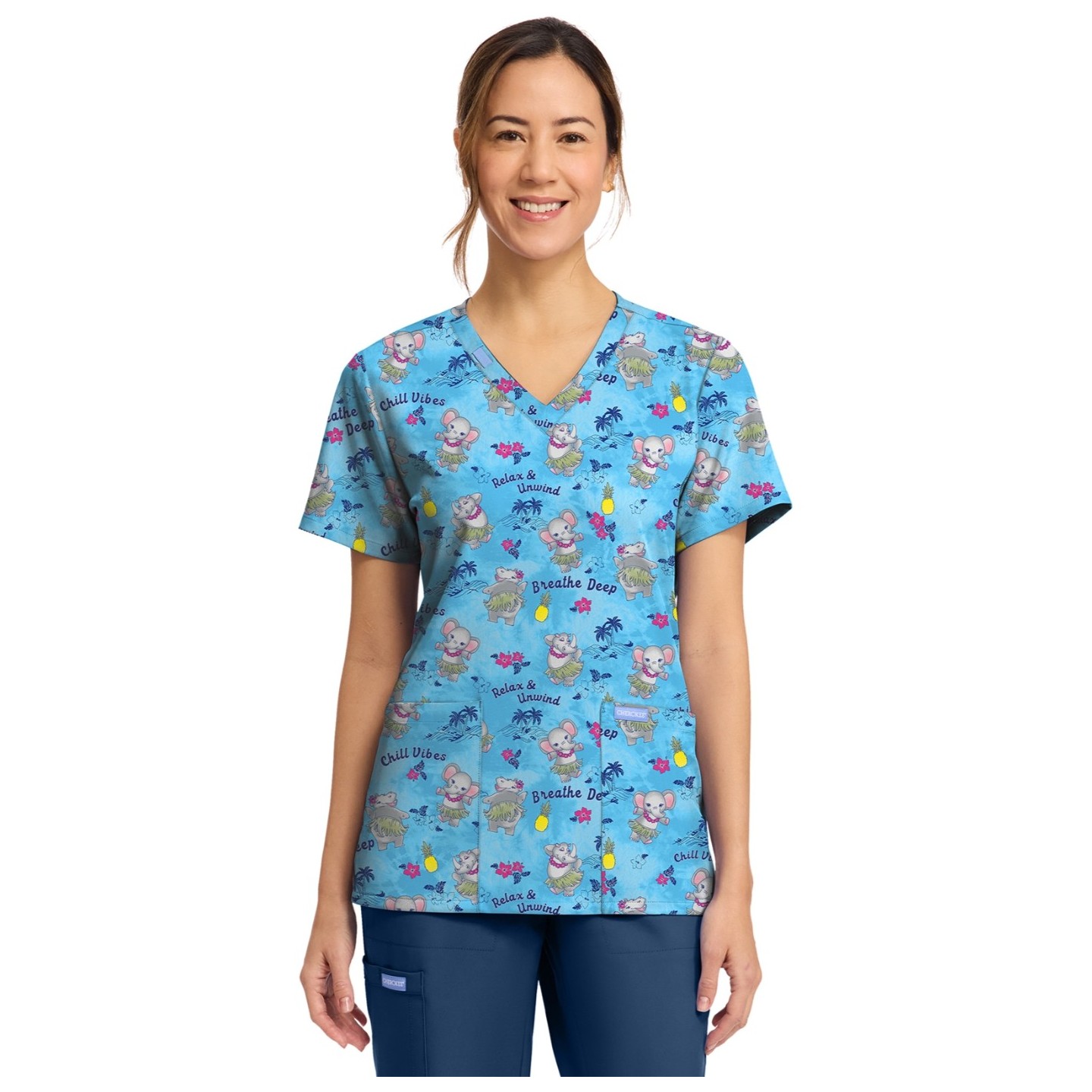 CK856 Haut Imprimé à Col en V avec 2 Poches par Cherokee - Hula Party