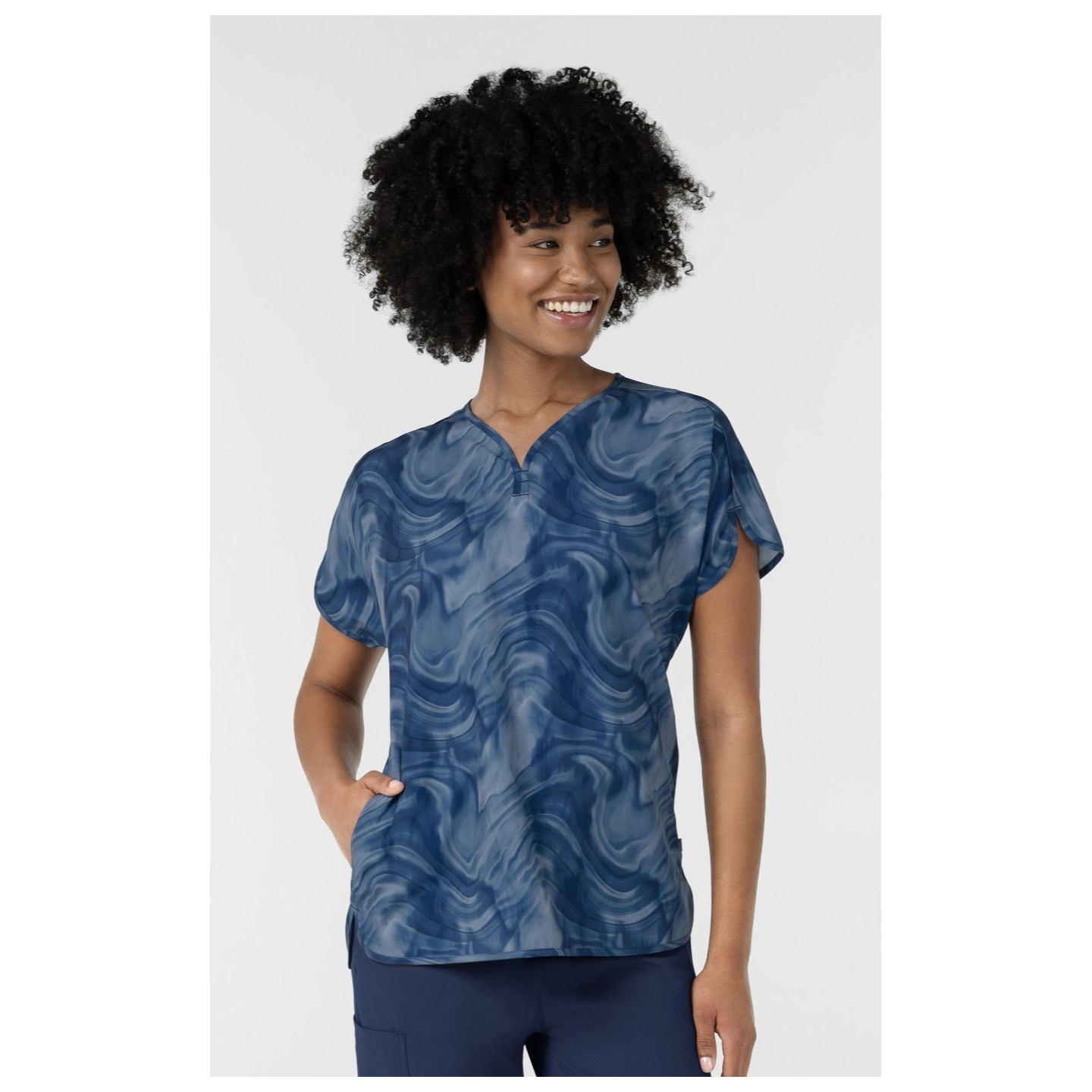 6267 WINK Haut Imprimé à Manches Dolman avec Col en Y - Dreamy Daze Navy Tonal