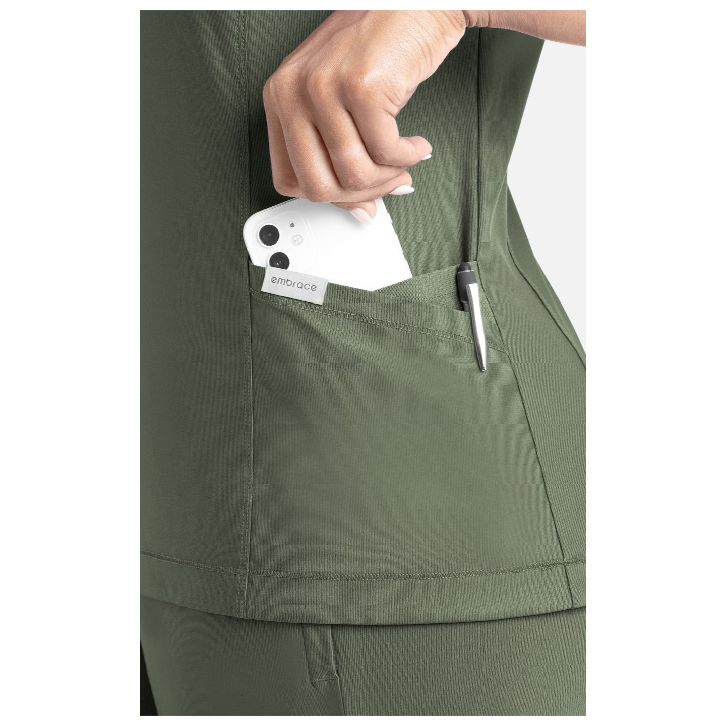 2501 Embrace Haut Zoe à Col en V avec 4 Poches par Maevn